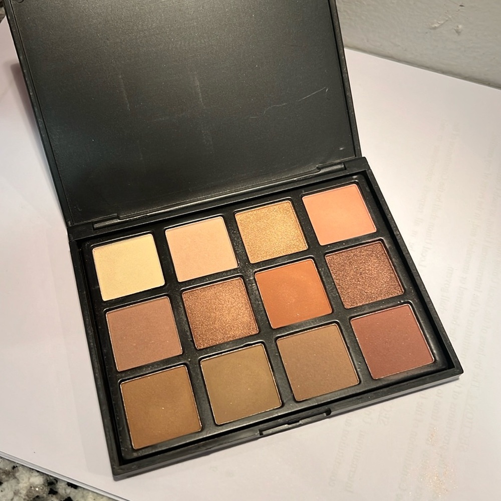 But Natural Earthstone Eyeshadow pallet